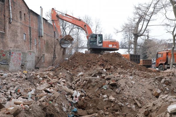 Нужно ли получать разрешение на снос дома и хозпостроек на собственном участке?