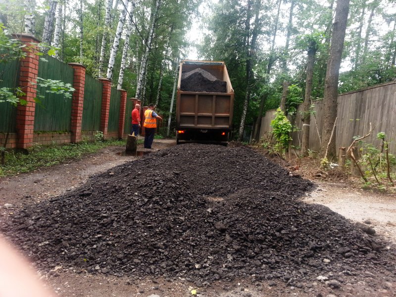 Подсыпка дороги на даче асфальтовой крошкой